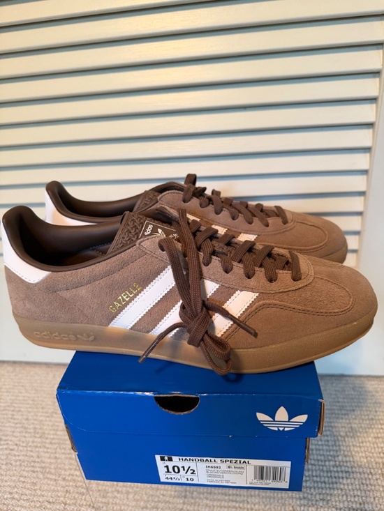 Adidas men’s (unisex) Gazelle  sneakers size 10 1/2 in Brown and White. main image 6